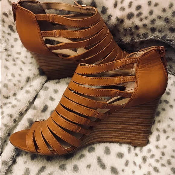 Beautiful WOOD Detailed Wedges - Picture 3 of 8